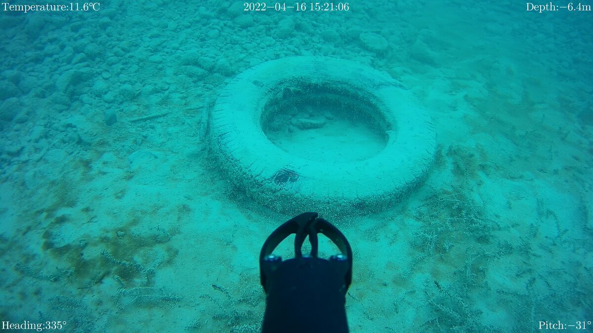 ROV-Greifer bei der Unterwassersuche mit Tiefen- und Temperaturanzeige